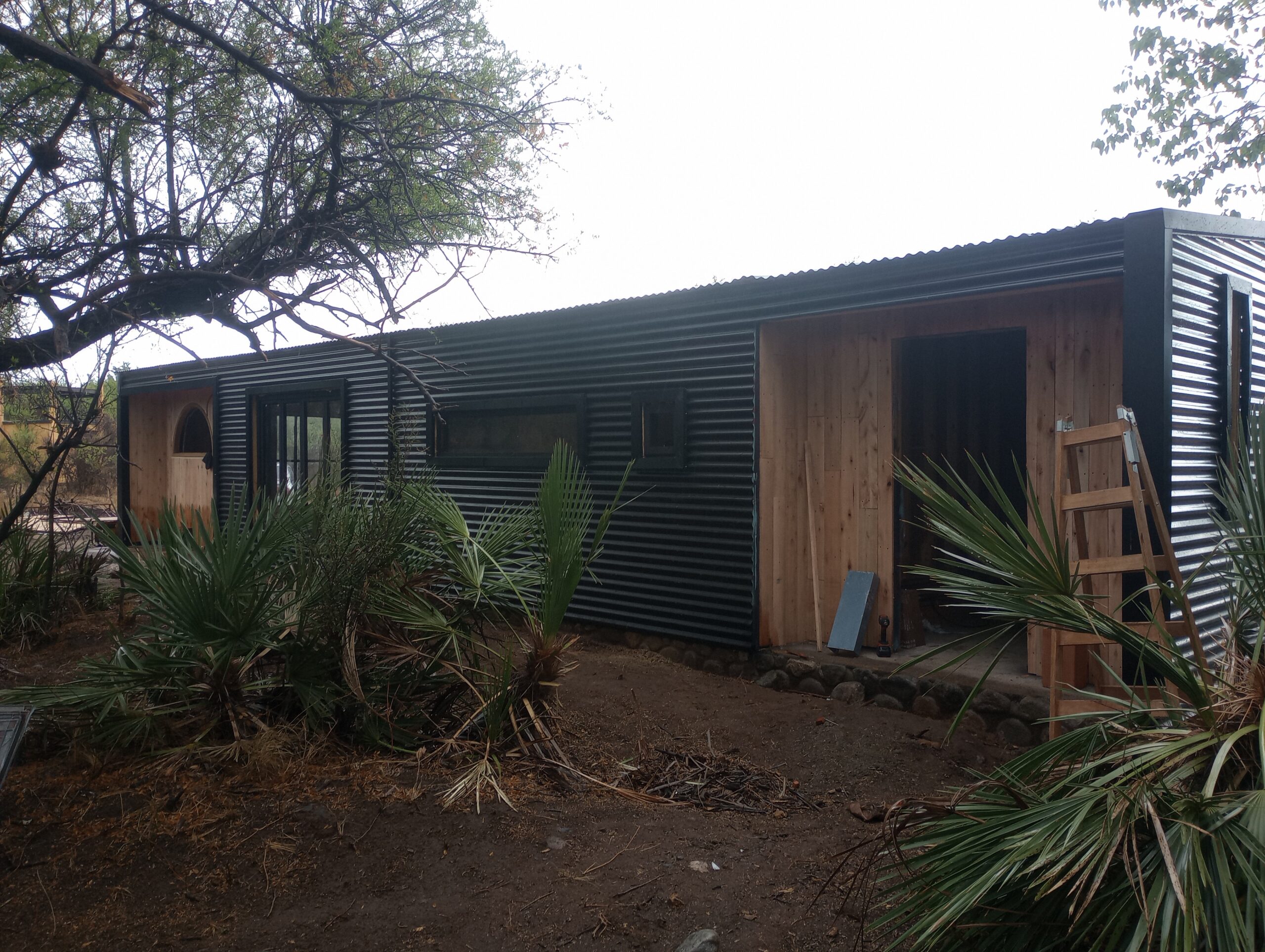 Casa-estructura-de-madera-revestida-en-chapa-negra